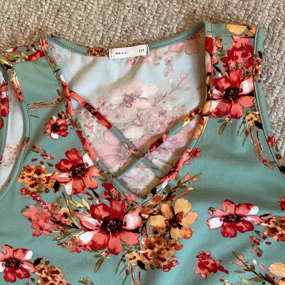 SALE!! Floral green v-neck crisscross tunic - Picture 5 of 5